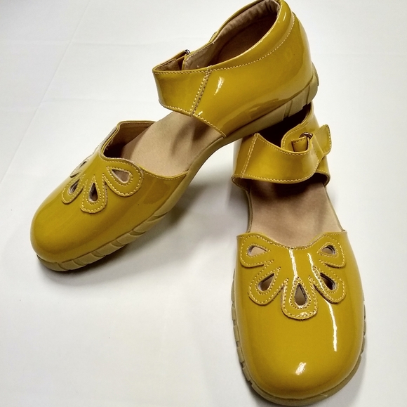 Livie and Luca Yellow Petals 4 youth - Picture 2 of 3